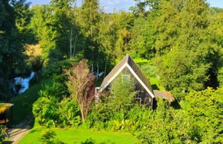 Luftaufnahme des Ferienhauses in Giethoorn, schoen gelegen in der gruenen Natur der nordwestlichen Overijssel, ideal fuer Naturliebhaber.
