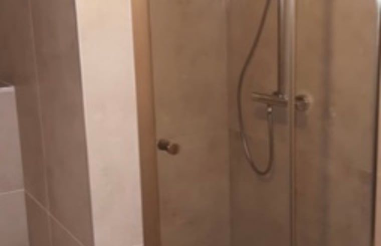 Moderne Dusche im Ferienhaus in Giethoorn, Overijssel, ideal fuer einen erfrischenden Start in den Tag waehrend Ihres Aufenthalts.