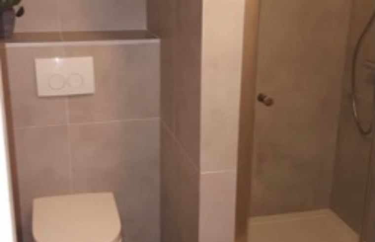 Stilvolles Badezimmer im Ferienhaus in Giethoorn, Nordwest Overijssel, mit modernen Annehmlichkeiten fuer Komfort und Bequemlichkeit.