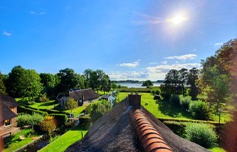 Atemberaubende Aussicht vom Ferienhaus in Giethoorn, im Herzen von Nordwest-Overijssel gelegen, mit weiten gruenen Ausblicken.