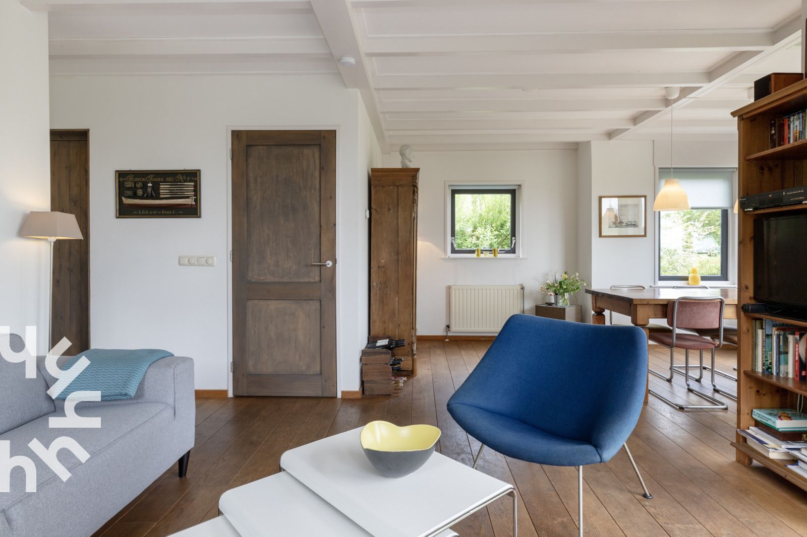 Stijlvolle woonkamer van vakantiehuis OV207 in Giethoorn, Overijssel, met moderne meubels en veel natuurlijk licht.