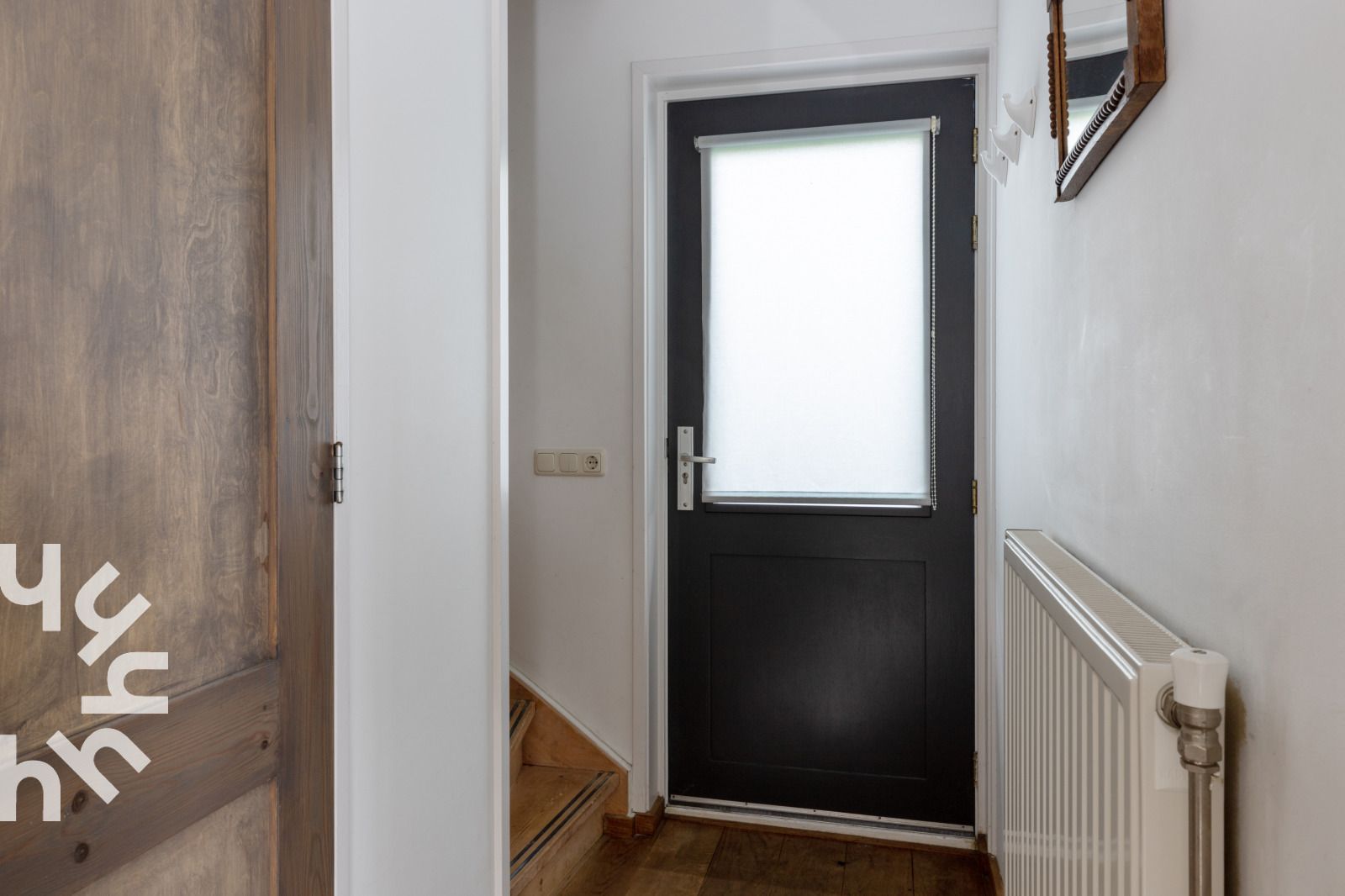 Compacte badkamer in vakantiehuis OV207, Giethoorn, met witte tegels en moderne voorzieningen.