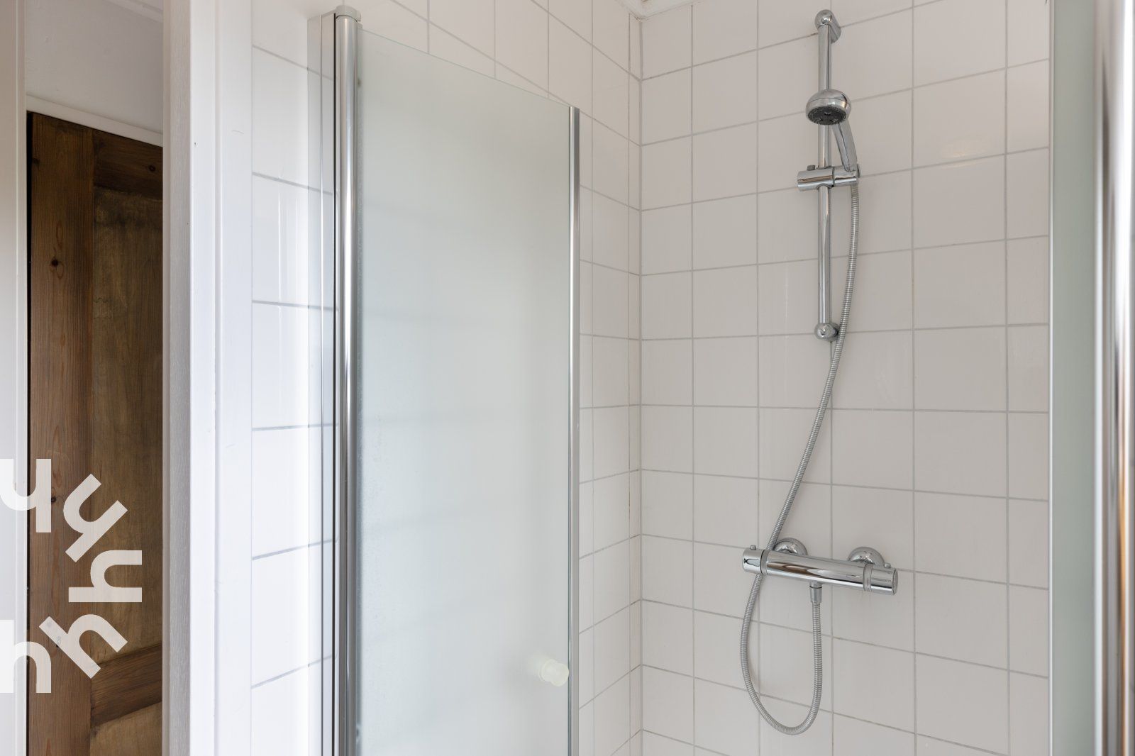 Gezellige badkamer met ligbad in OV207 vakantiehuis, Giethoorn, Noordwest Overijssel.