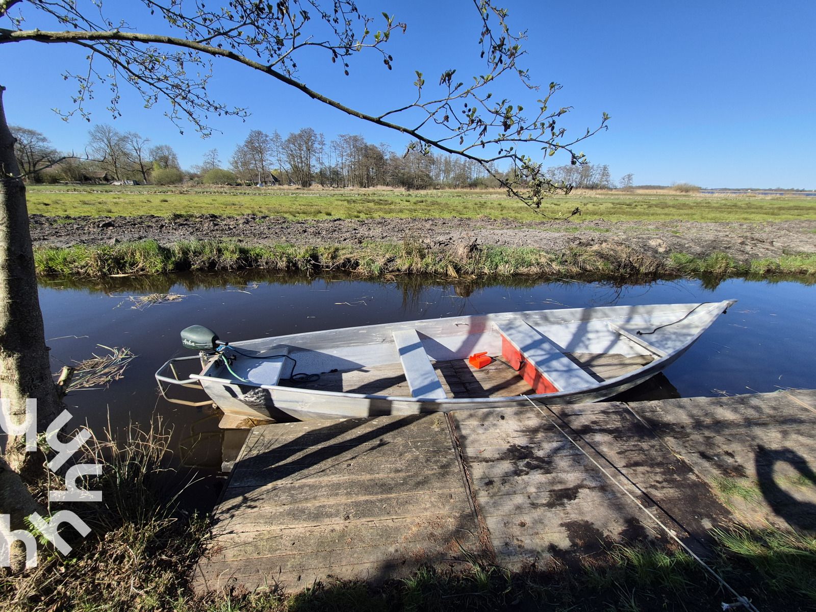 Buitenterras van OV207 vakantiehuis in Giethoorn met zitgelegenheid en uitzicht op de natuur.
