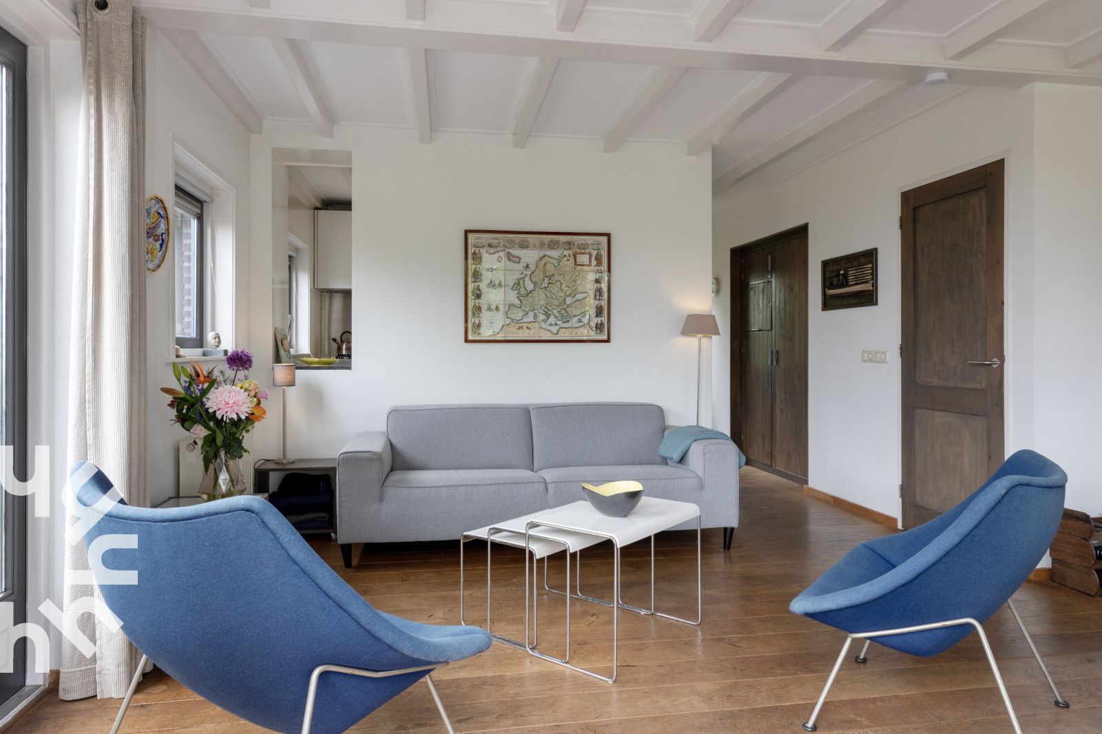 Woonkamer van OV207 vakantiehuis in Giethoorn, met toegang tot het terras en veel licht.