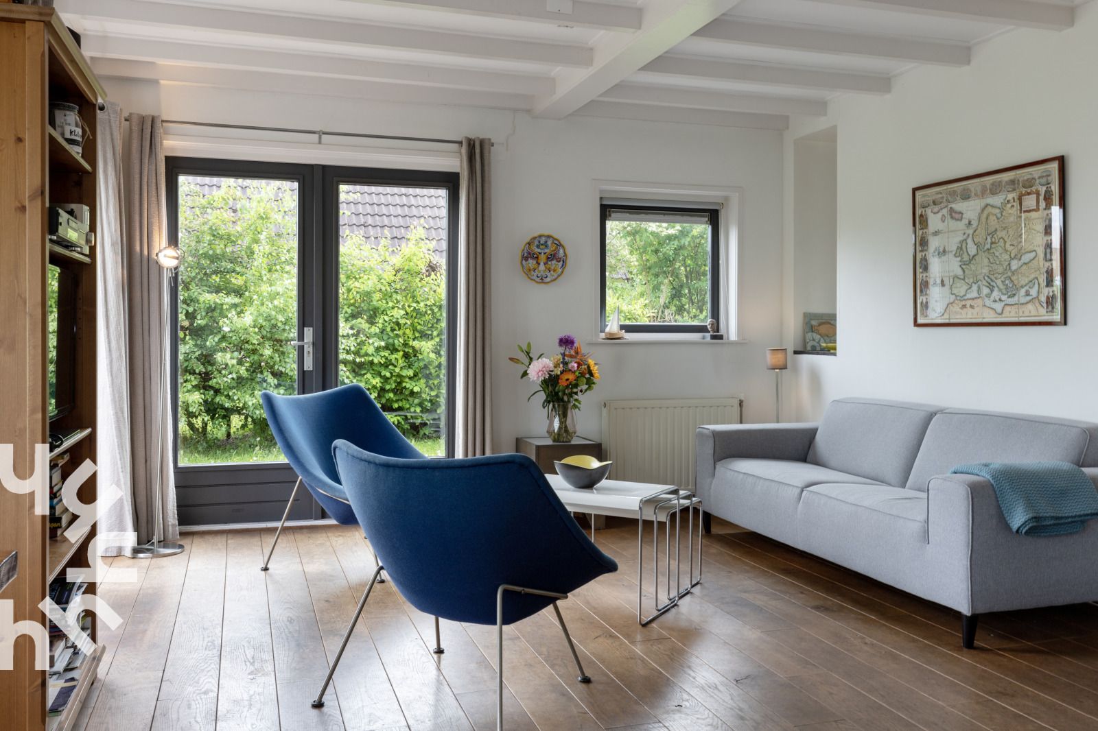 Moderne keuken in vakantiehuis OV207, Giethoorn, met uitzicht op de tuin en alle benodigdheden.