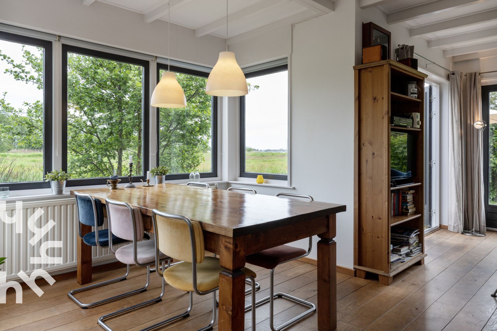 Vooraanzicht van vakantiehuis OV207 in Giethoorn, met houten gevel en groene omgeving.