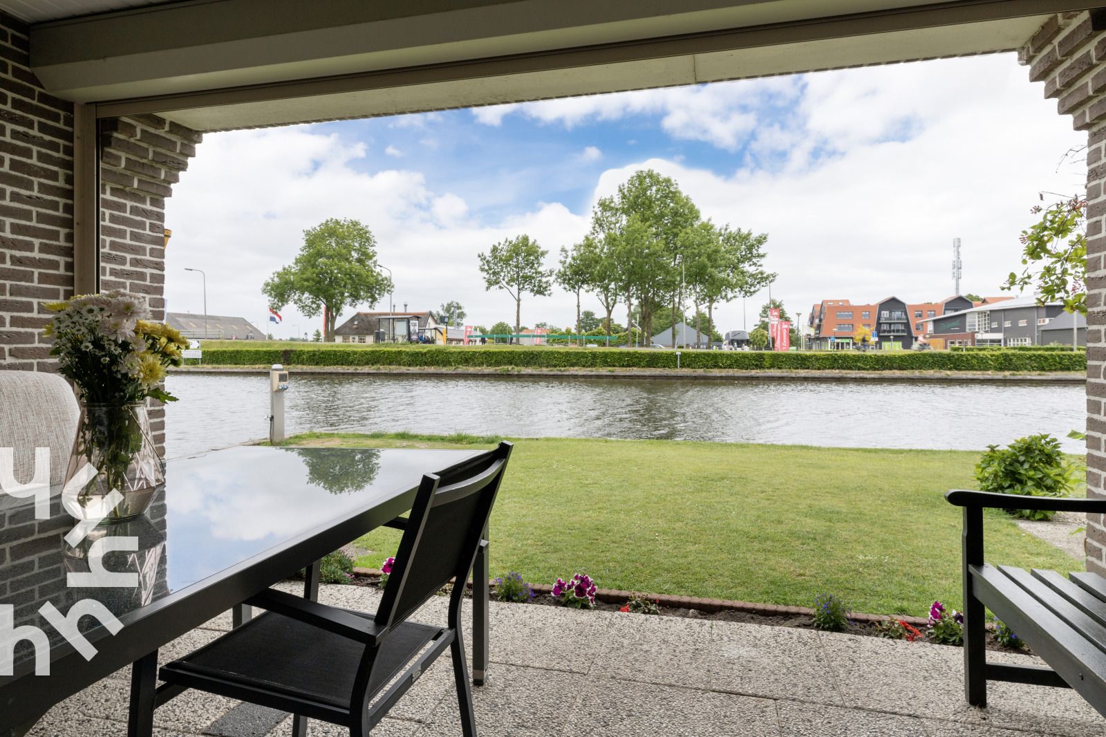 Grosser Garten mit Blick auf das Wasser im Ferienhaus OV007, Giethoorn, Nordwest Overijssel, Overijssel.