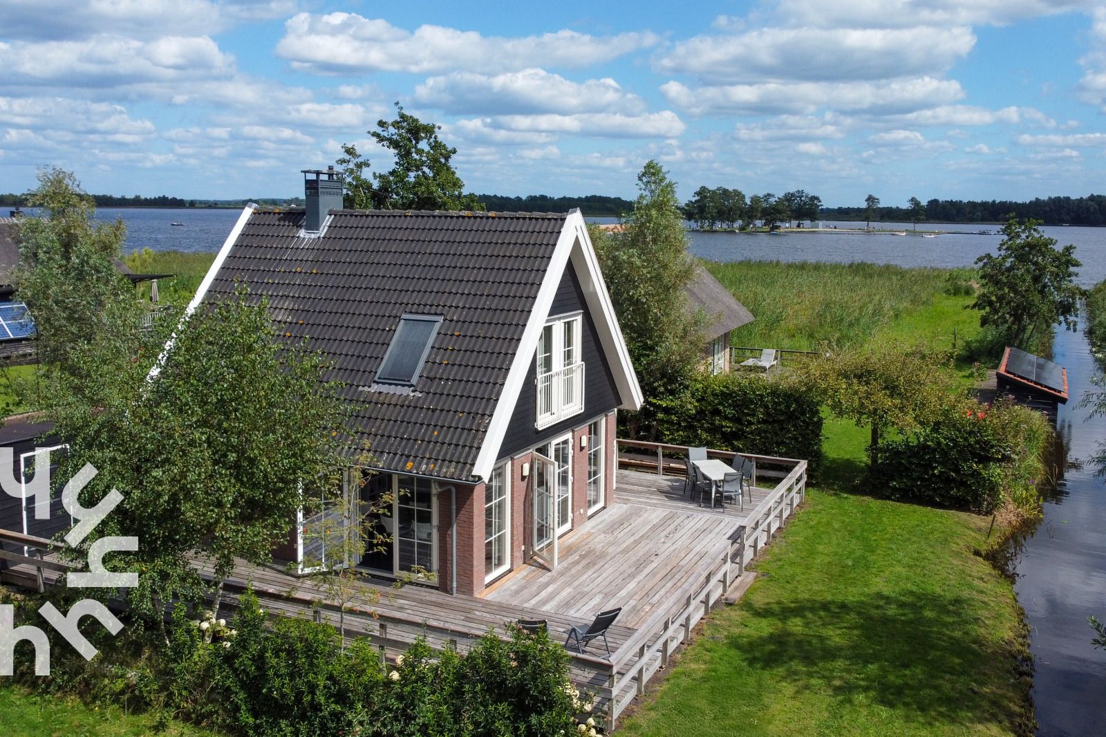 OV688 vacation home in Giethoorn overlooking the water in Northwest Overijssel, ideal for nature lovers.