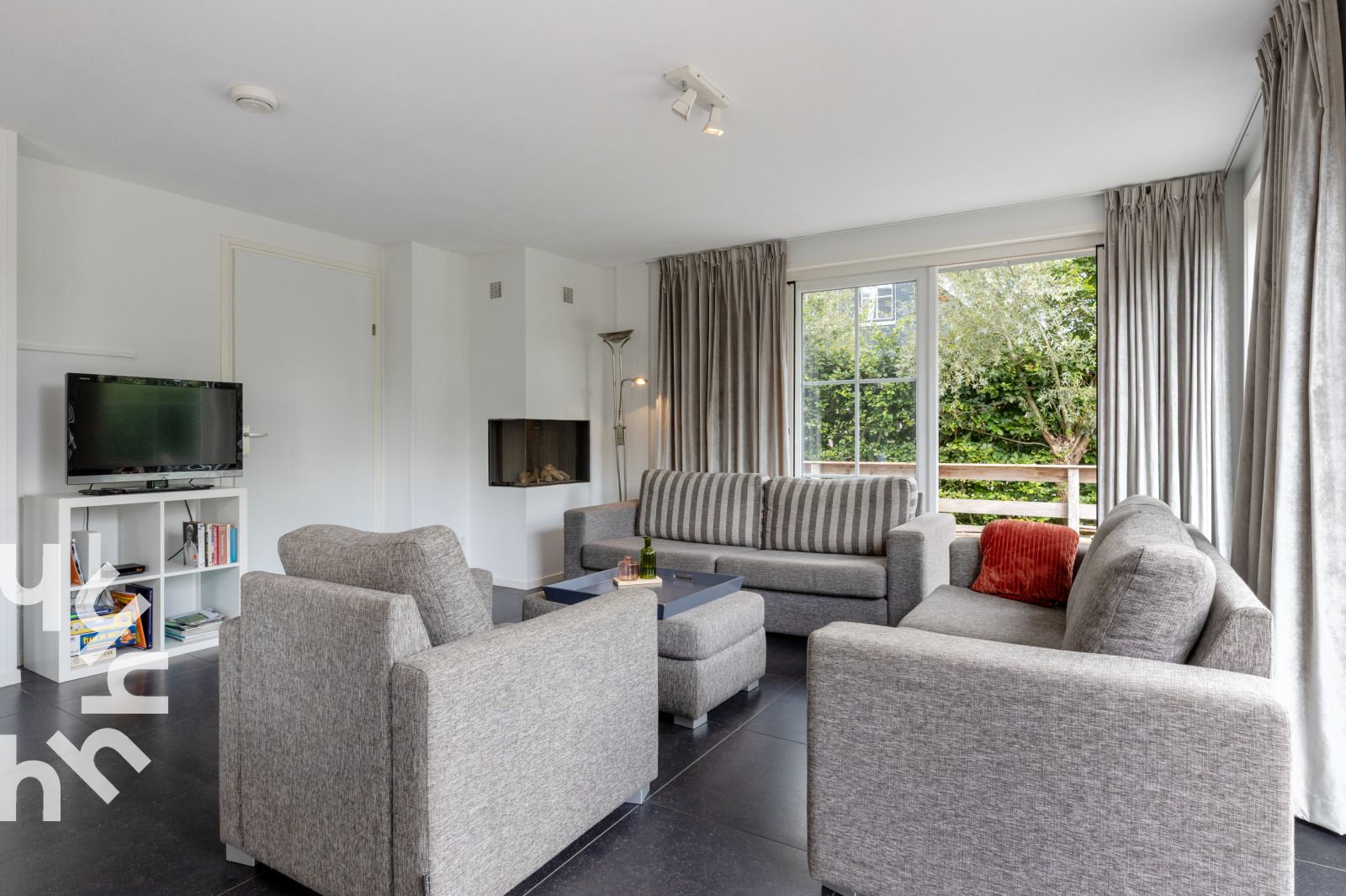 Bright bedroom in vacation home OV688 in Giethoorn, Overijssel, with comfortable bed and skylight.
