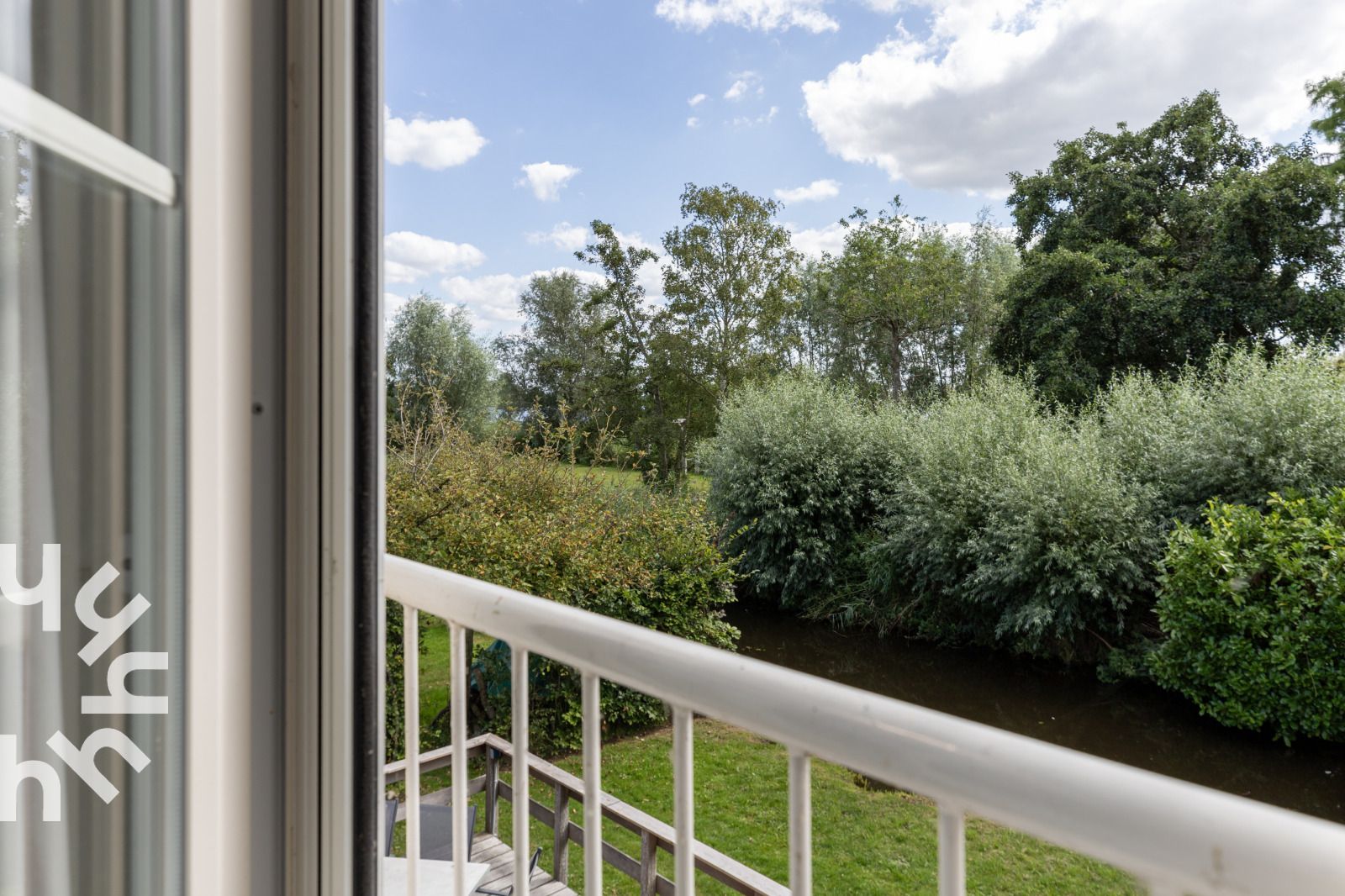 Dining room in vacation home OV688, Giethoorn, Overijssel, with modern furnishings and garden views.