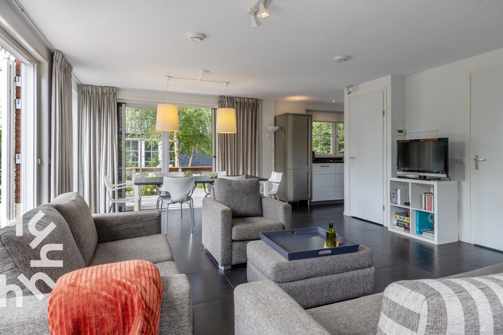 Kitchen in vacation home OV688, Giethoorn, Northwest Overijssel, with modern appliances and lots of light.