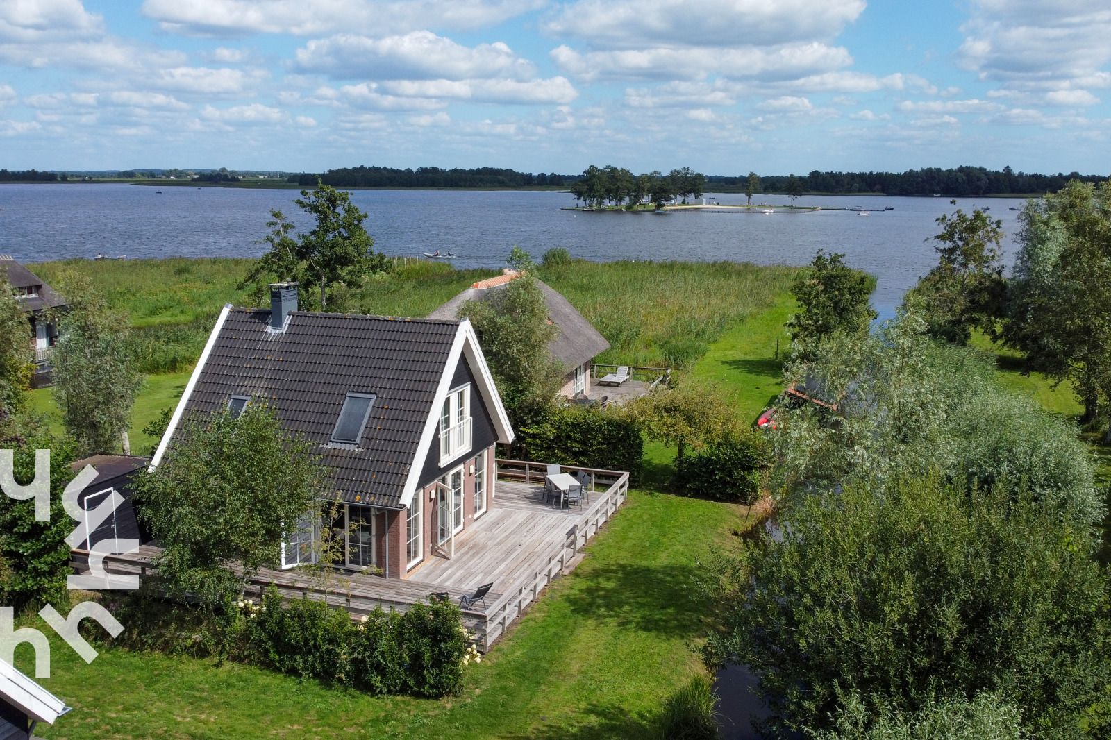 View of the green surroundings from vacation home OV688 in Giethoorn, Northwest Overijssel.