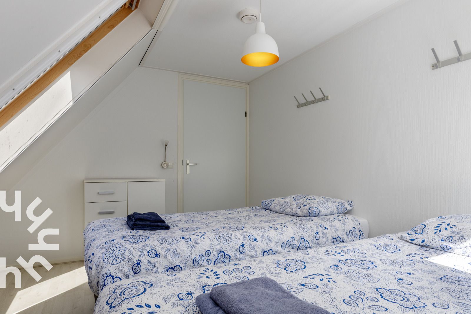 Spacious living room in vacation home OV688, Giethoorn, Overijssel, with access to the terrace and garden.