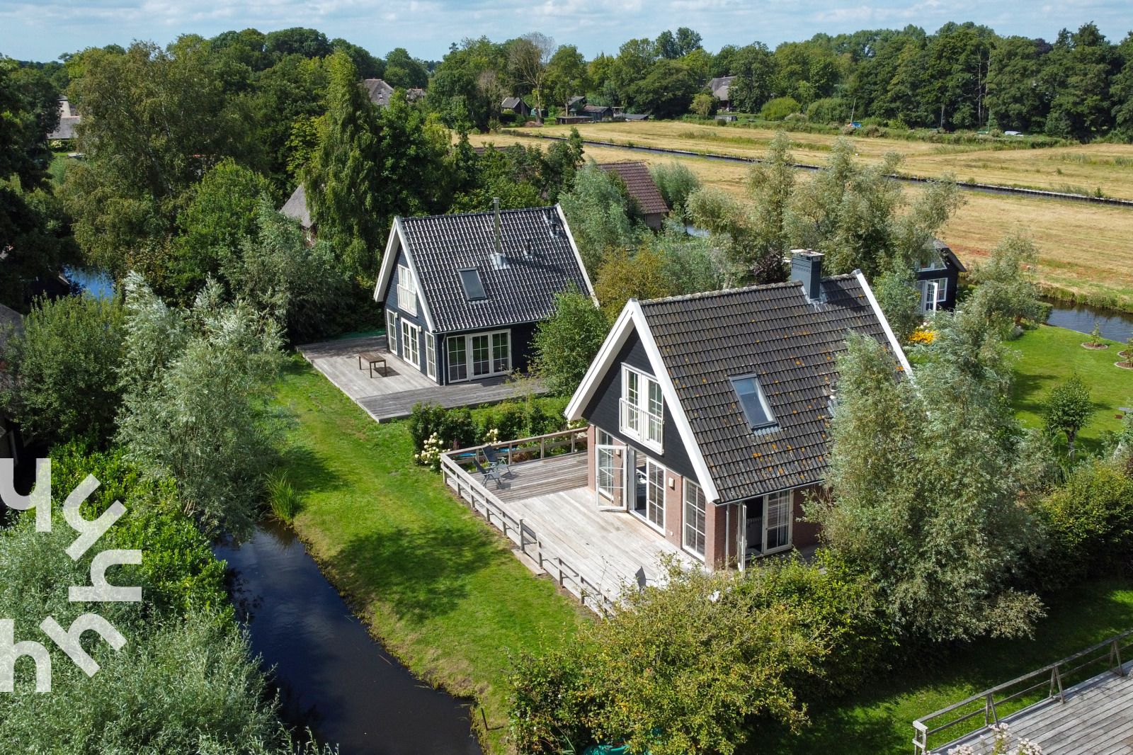 Bedroom with two beds in vacation home OV688, Giethoorn, Overijssel, with lots of natural light.