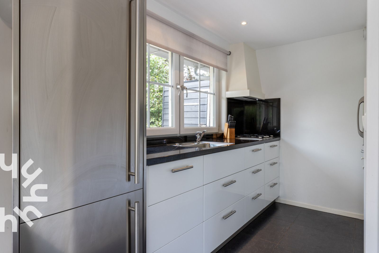 Bathroom in vacation home OV688, Giethoorn, Northwest Overijssel, with bathtub and shower for ultimate comfort.