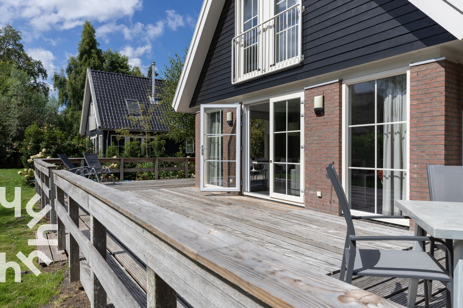Beautifully located vacation home OV688 in Giethoorn, Northwest Overijssel, overlooking the lake.