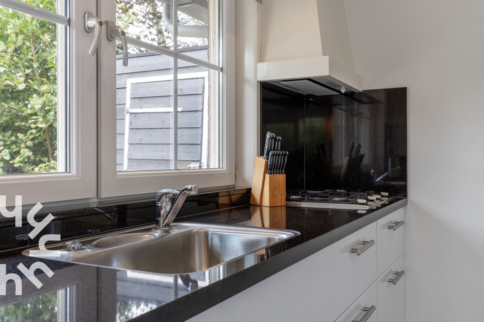 Modern kitchen facilities in vacation home OV688, Giethoorn, Overijssel, with plenty of storage space.