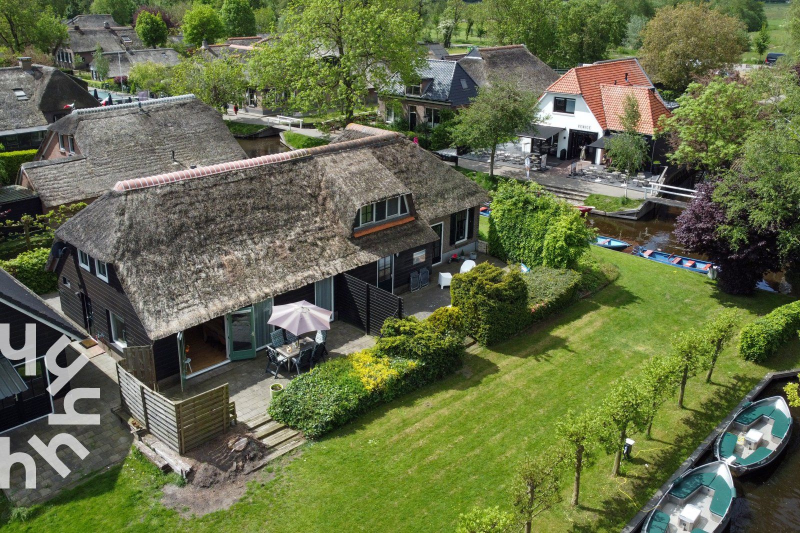 Luftaufnahme des Ferienhauses OV117 in Giethoorn, Nordwest Overijssel, mit Reetdach und grossem Garten.