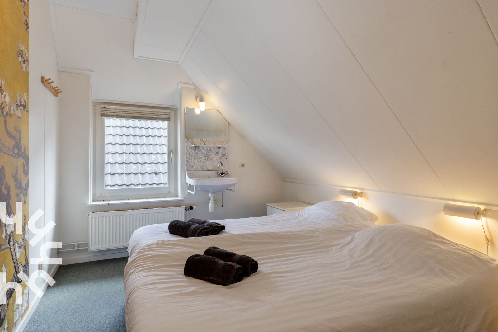 Moderne Kueche im Ferienhaus OV117 in Giethoorn, Nordwest Overijssel, mit farbenfroher Tulpenwanddekoration.