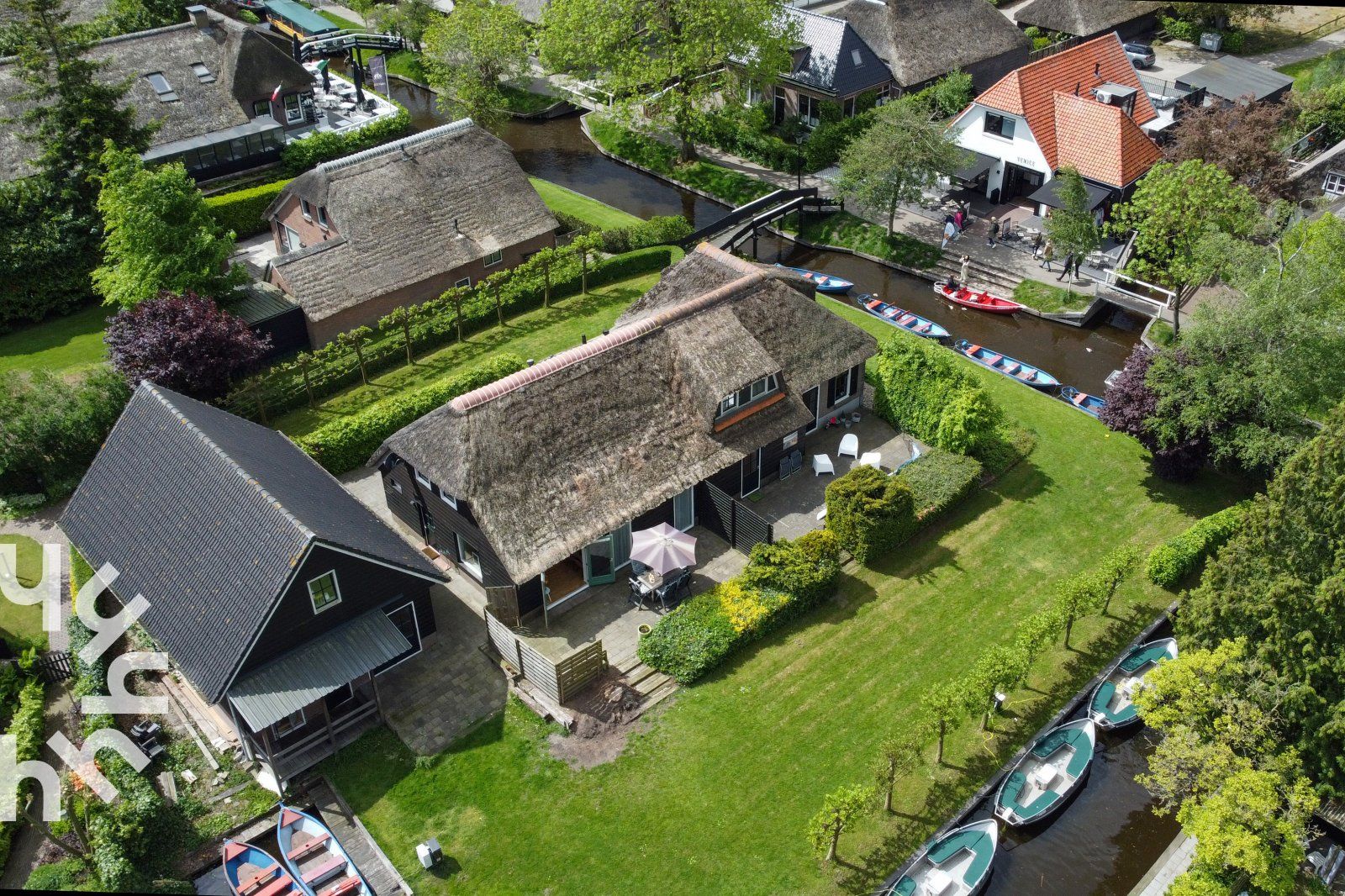 Ruhiger Blick auf die Grachten in der Naehe des Ferienhauses OV117 in Giethoorn, Nordwest Overijssel, mit bunten Booten.
