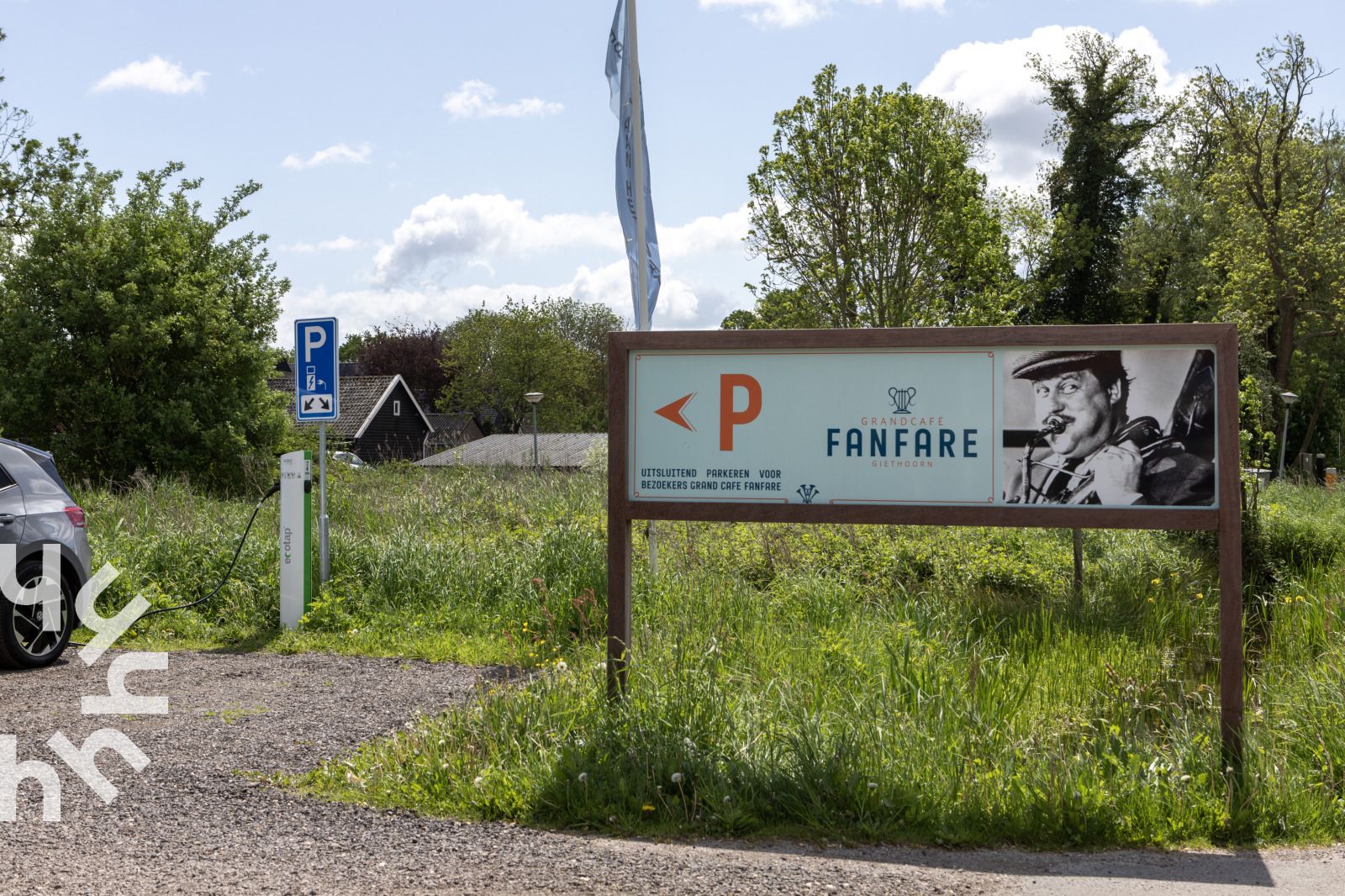 Helles Wohnzimmer des Ferienhauses OV117 in Giethoorn, Nordwest Overijssel, mit Zugang zur Terrasse.