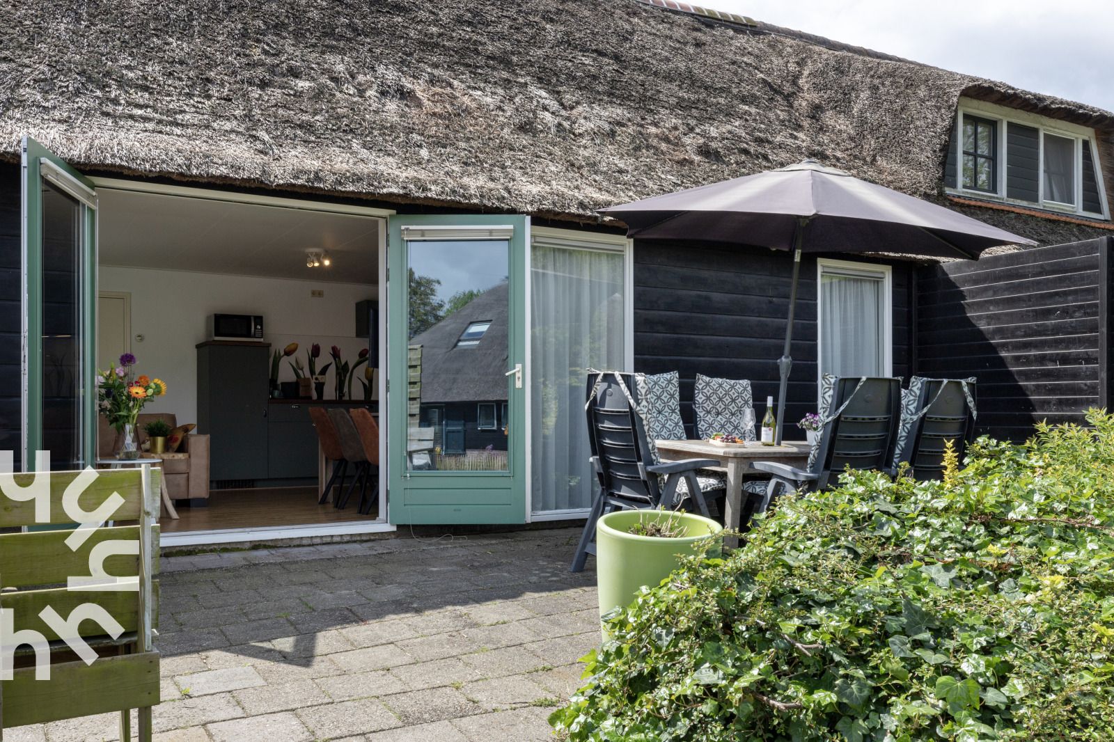 Rustikale Landschaft mit Windmuehle in der Naehe des Ferienhauses OV117 in Giethoorn, Nordwest Overijssel.