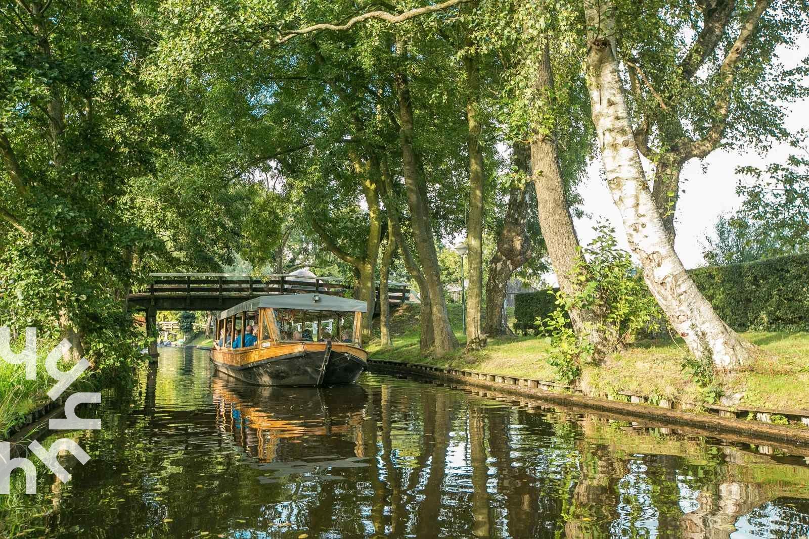 Offene Kueche und Treppe im Ferienhaus OV117 in Giethoorn, Nordwest Overijssel, mit moderner Einrichtung.