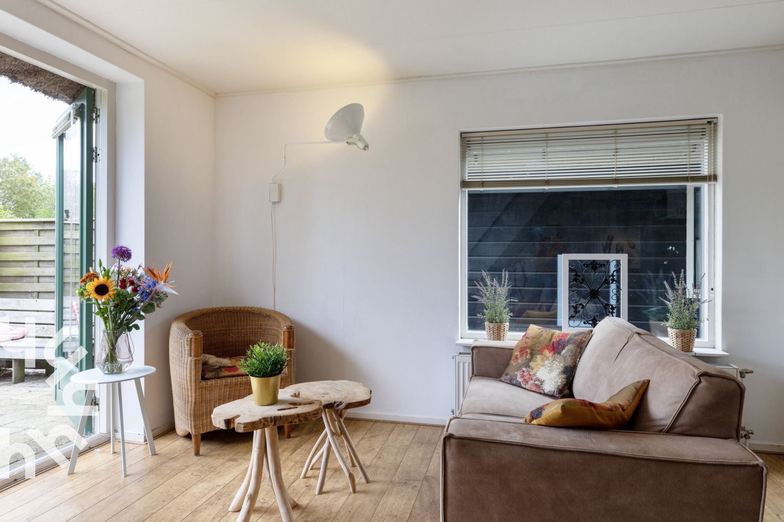 Attraktives Schlafzimmer im Ferienhaus OV117 in Giethoorn, Nordwest Overijssel, mit kuenstlerischer Wandgestaltung.