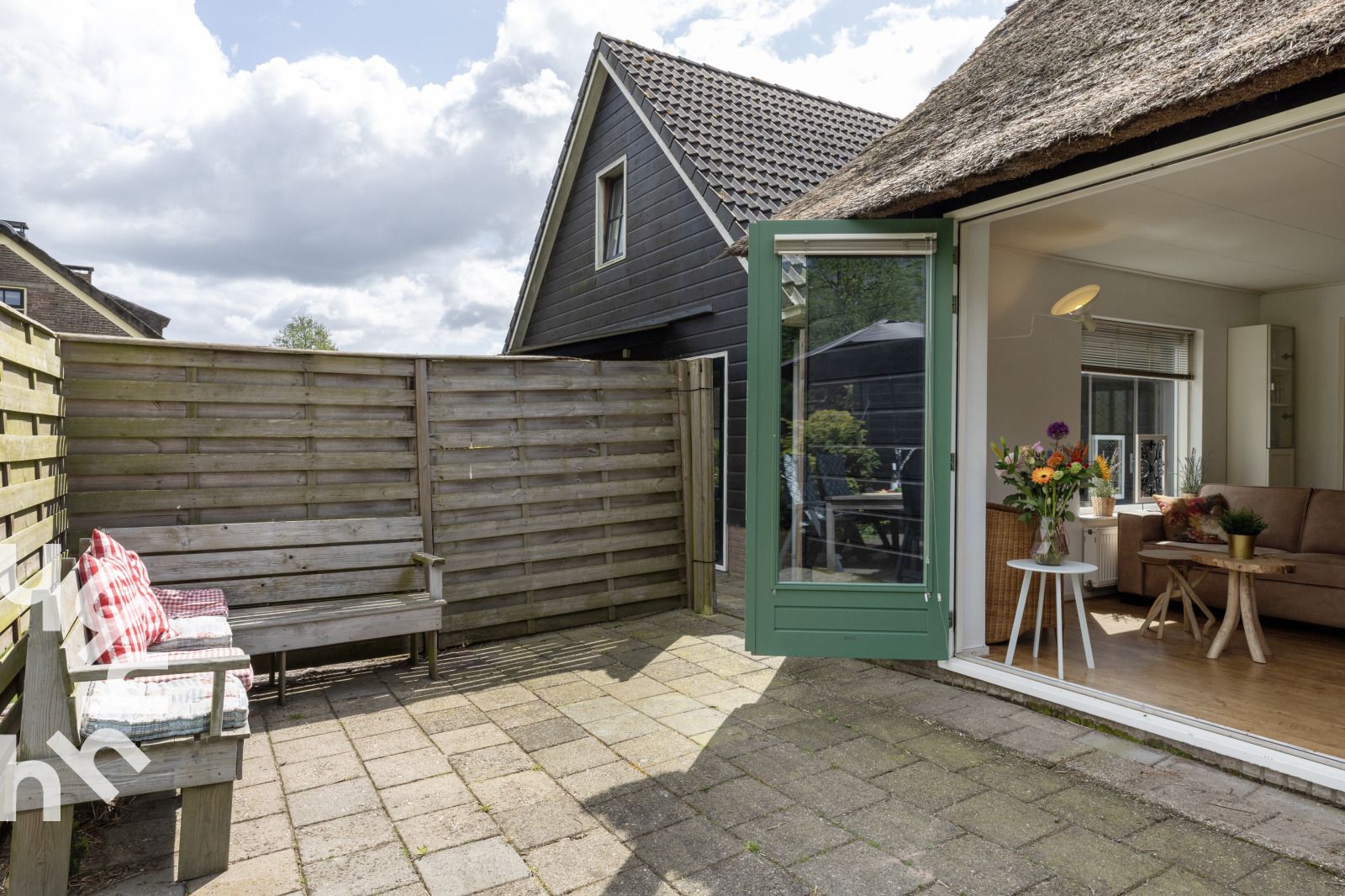 Gemuetliche Sitzecke im Ferienhaus OV117 in Giethoorn, Nordwest Overijssel, mit natuerlichem Licht.
