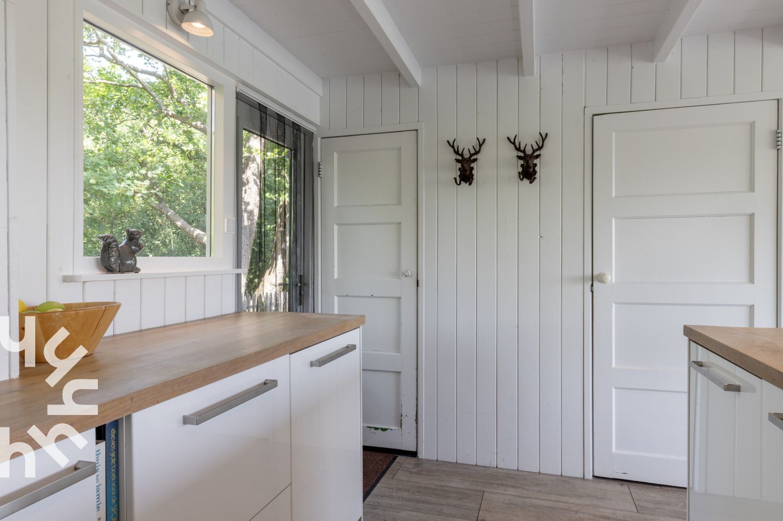 Terrasse des Ferienhauses OV465 in Giethoorn, umgeben von Natur.