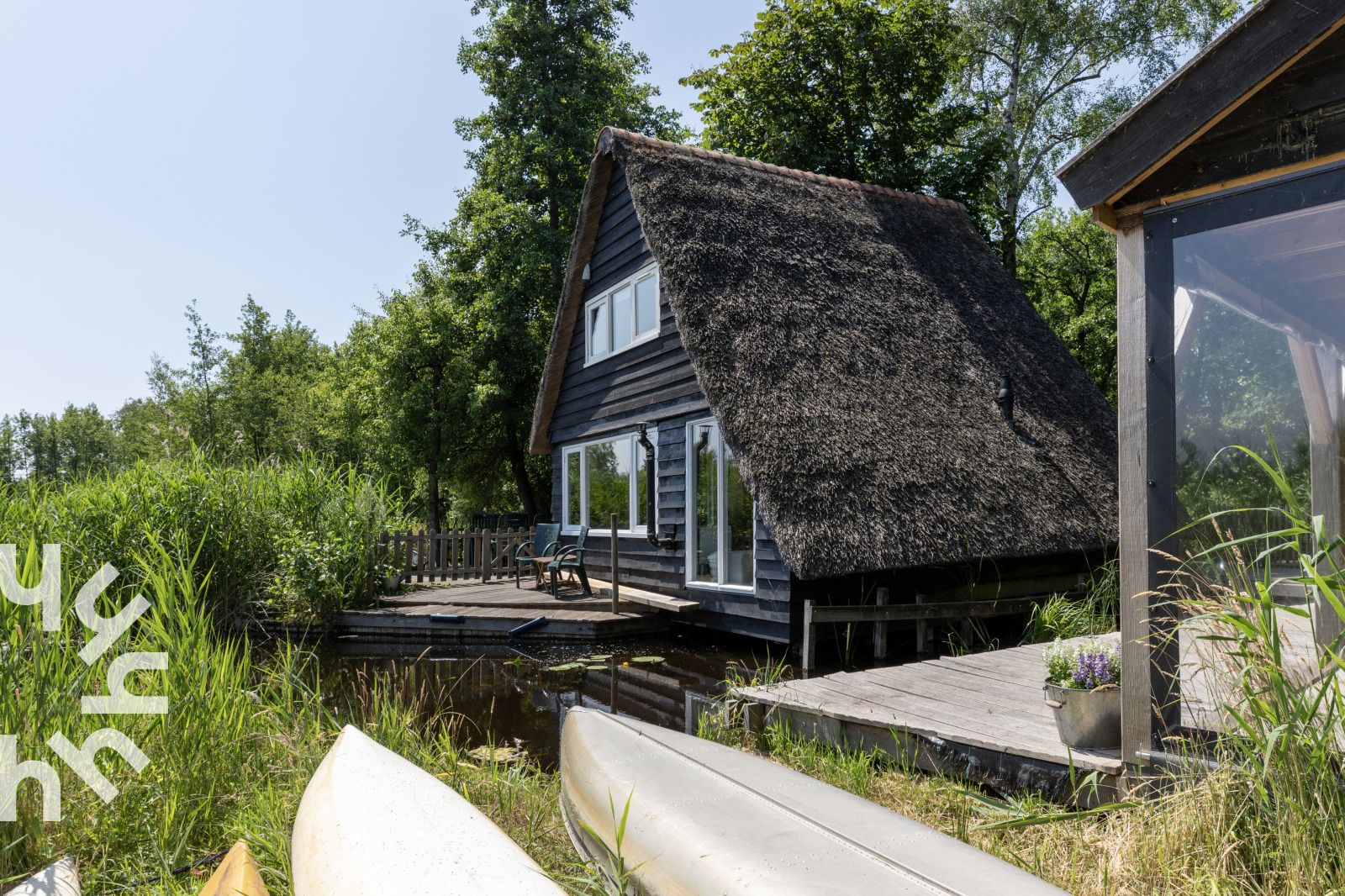Ferienhaus OV465 in Giethoorn, Overijssel, inmitten ueppiger Natur.
