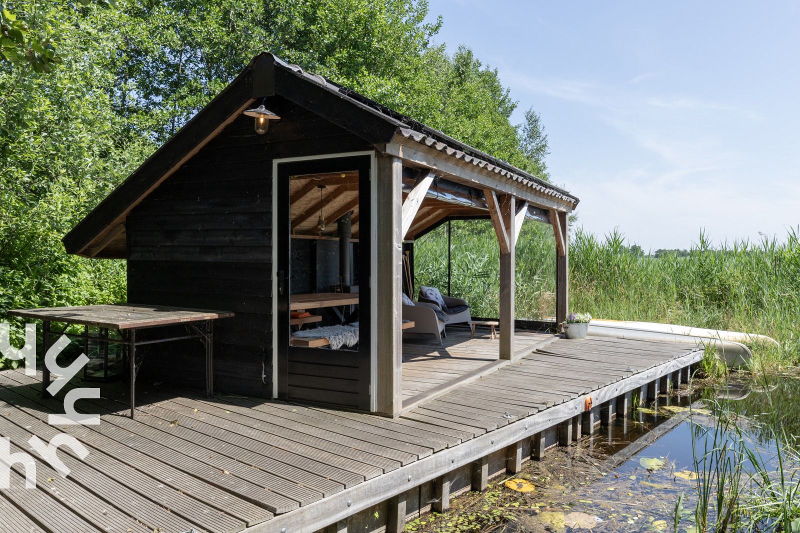 Luftaufnahme des Ferienhauses OV465 in Giethoorn, mit Blick auf die Landschaft.