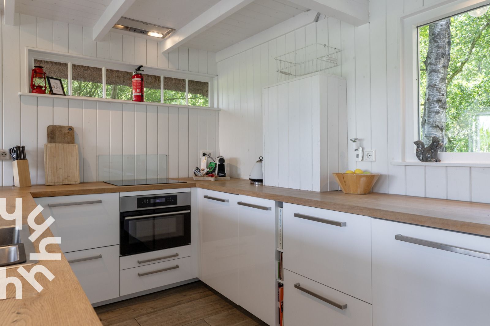 Helles Schlafzimmer im Ferienhaus OV465 Giethoorn mit Buecherregal.