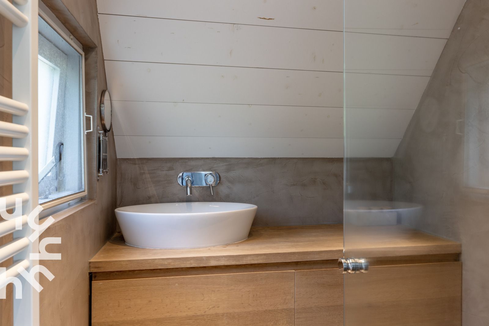 Gemuetliche ueberdachte Terrasse mit Blick auf das Schilf im Ferienhaus OV465 Giethoorn.