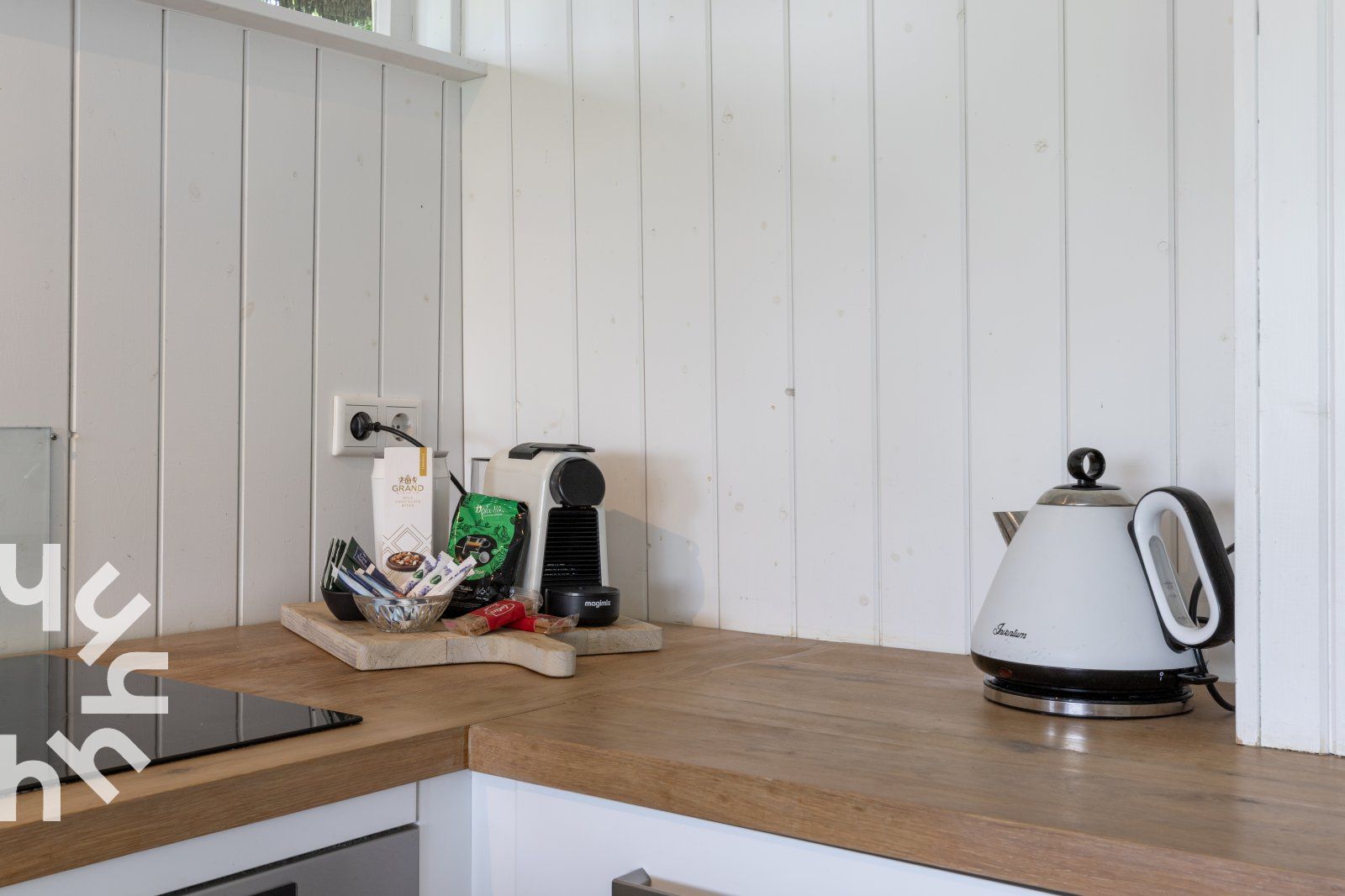 Aussicht ueber das Wasser und die Natur vom Ferienhaus OV465 in Giethoorn.