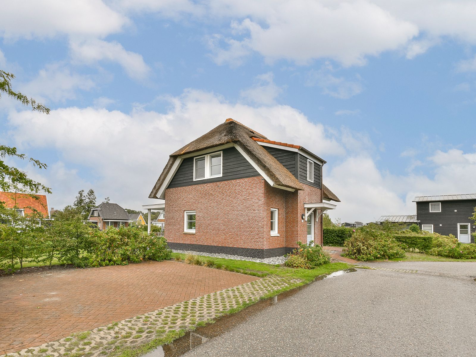Vrijstaande woning in Giethoorn, een charmant vakantiehuis in Noordwest Overijssel, omgeven door schilderachtige natuur en rustige omgeving.