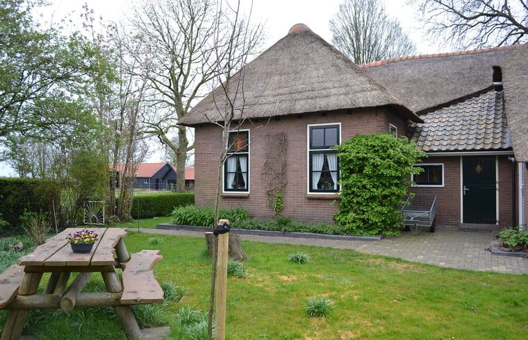Charmant Vakantiehuisje in Giethoorn met rieten dak en gezellige tuin in Noordwest Overijssel, Overijssel.