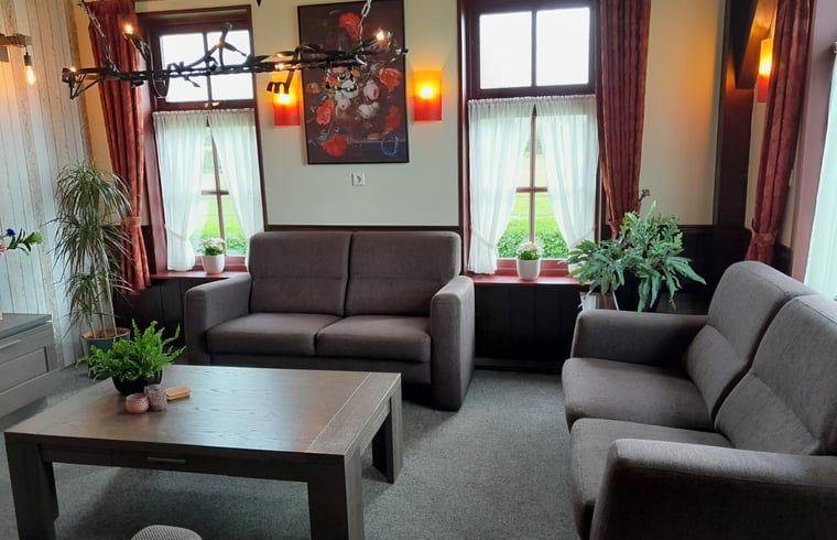 Gezellige woonkamer met comfortabele banken in Vakantiehuisje in Giethoorn, Noordwest Overijssel, Overijssel.