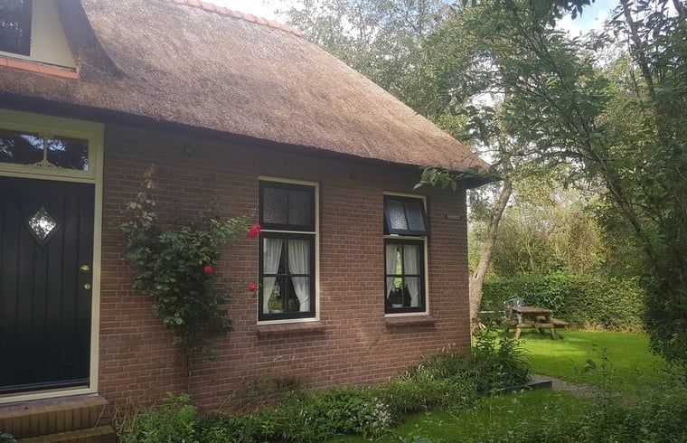 Traditioneel Vakantiehuisje in Giethoorn met bloementuin in Noordwest Overijssel, Overijssel.