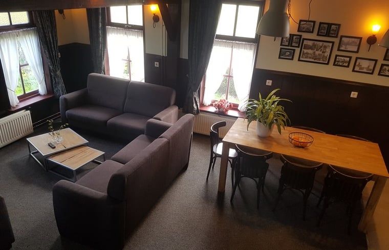 Lichte en ruime woonkamer met eetgedeelte in Vakantiehuisje in Giethoorn, Noordwest Overijssel, Overijssel.