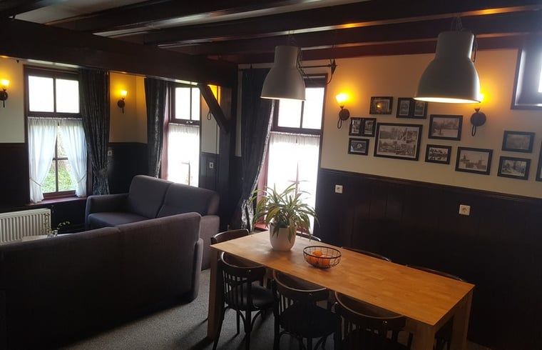 Stijlvolle eetkamer met zes stoelen in Vakantiehuisje in Giethoorn, Noordwest Overijssel, Overijssel.