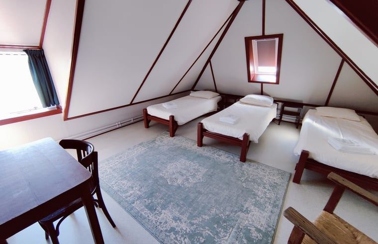 Slaapkamer met drie bedden in Vakantiehuisje in Giethoorn, ideaal voor gezinnen in Noordwest Overijssel, Overijssel.