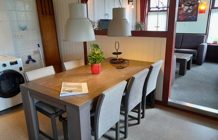 Eettafel met zes stoelen en moderne verlichting in Vakantiehuisje in Giethoorn, Noordwest Overijssel, Overijssel.