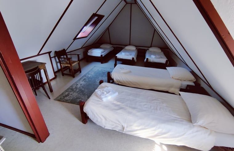 Ruime zolderkamer met meerdere bedden in Vakantiehuisje in Giethoorn, Noordwest Overijssel, Overijssel.