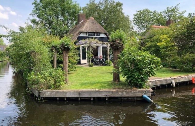 Charmantes Ferienhaus, Ferienhaus in Giethoorn, am Wasser gelegen im malerischen Giethoorn, Nordwest-Overijssel, umgeben von ueppiger Natur.