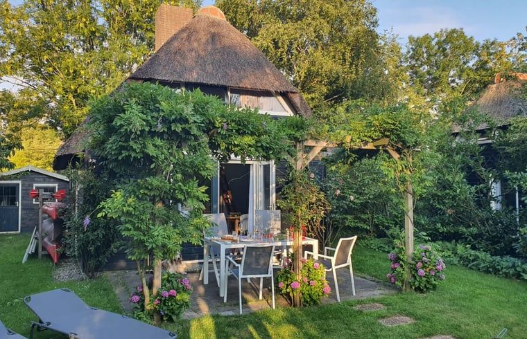 Geniessen Sie die Ruhe im Huisje in Giethoorn, einem charmanten Ferienhaus im Nordwesten von Overijssel mit einer gemuetlichen Terrasse, umgeben von viel Gruen.