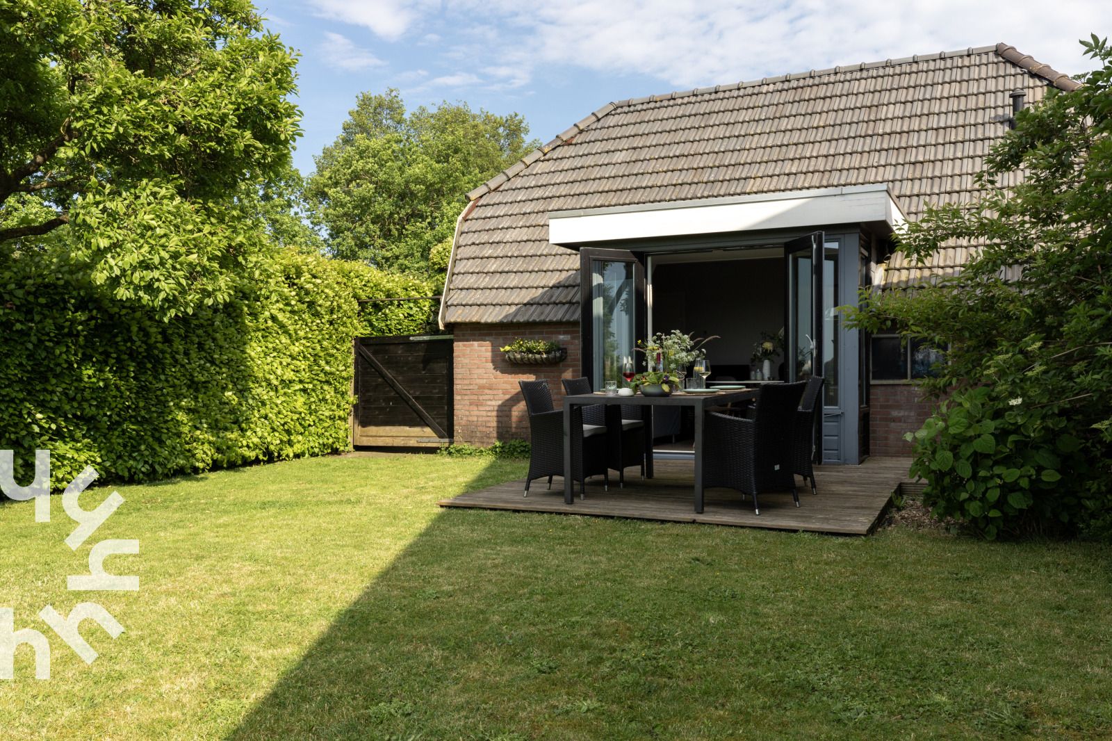 OV591 Ferienhaus in Wanneperveen, Overijssel mit einladender Terrasse und gruenem Garten.