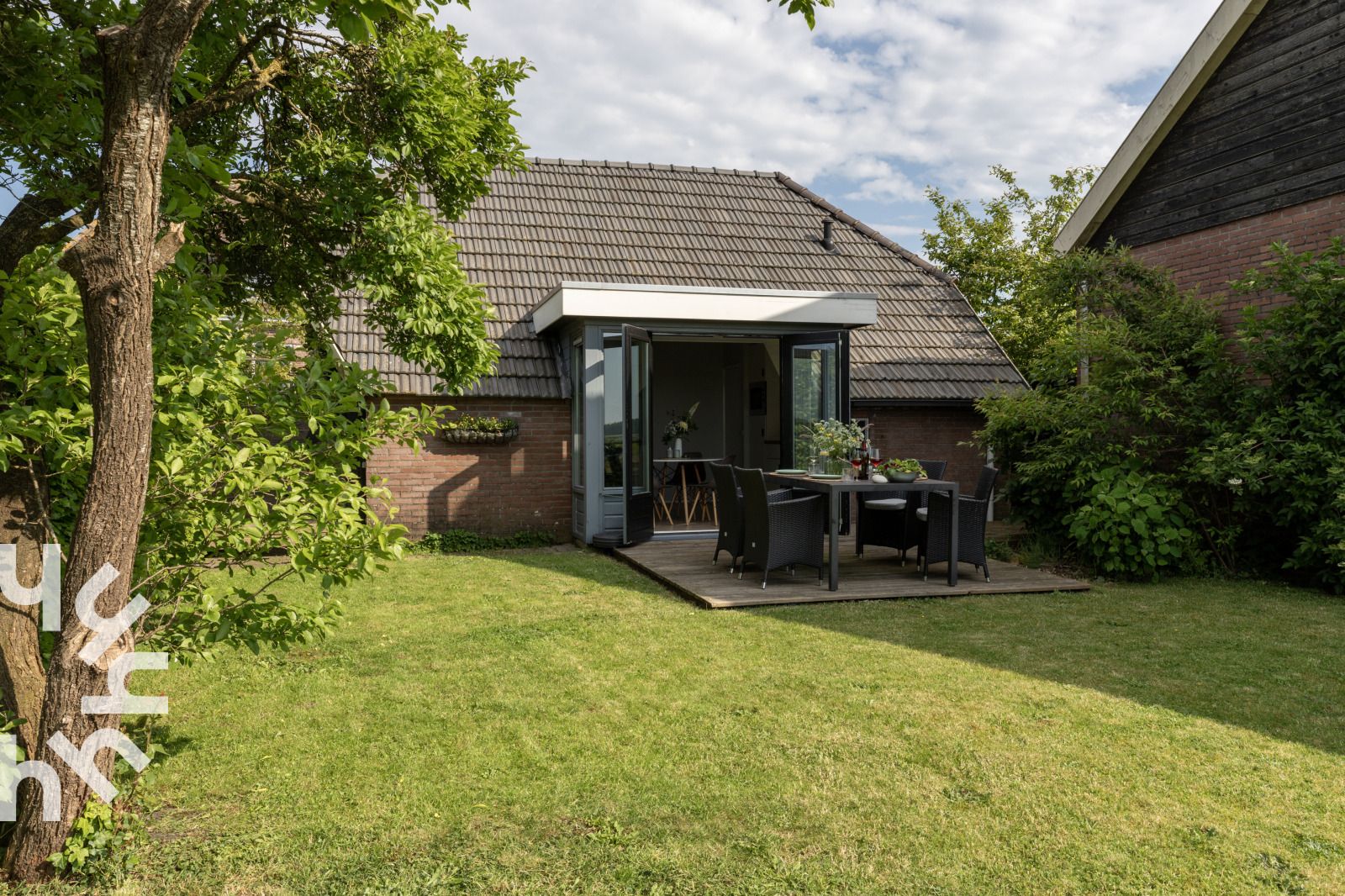 Essecke im Ferienhaus OV591 in Wanneperveen, Overijssel mit Blick auf die Terrasse.