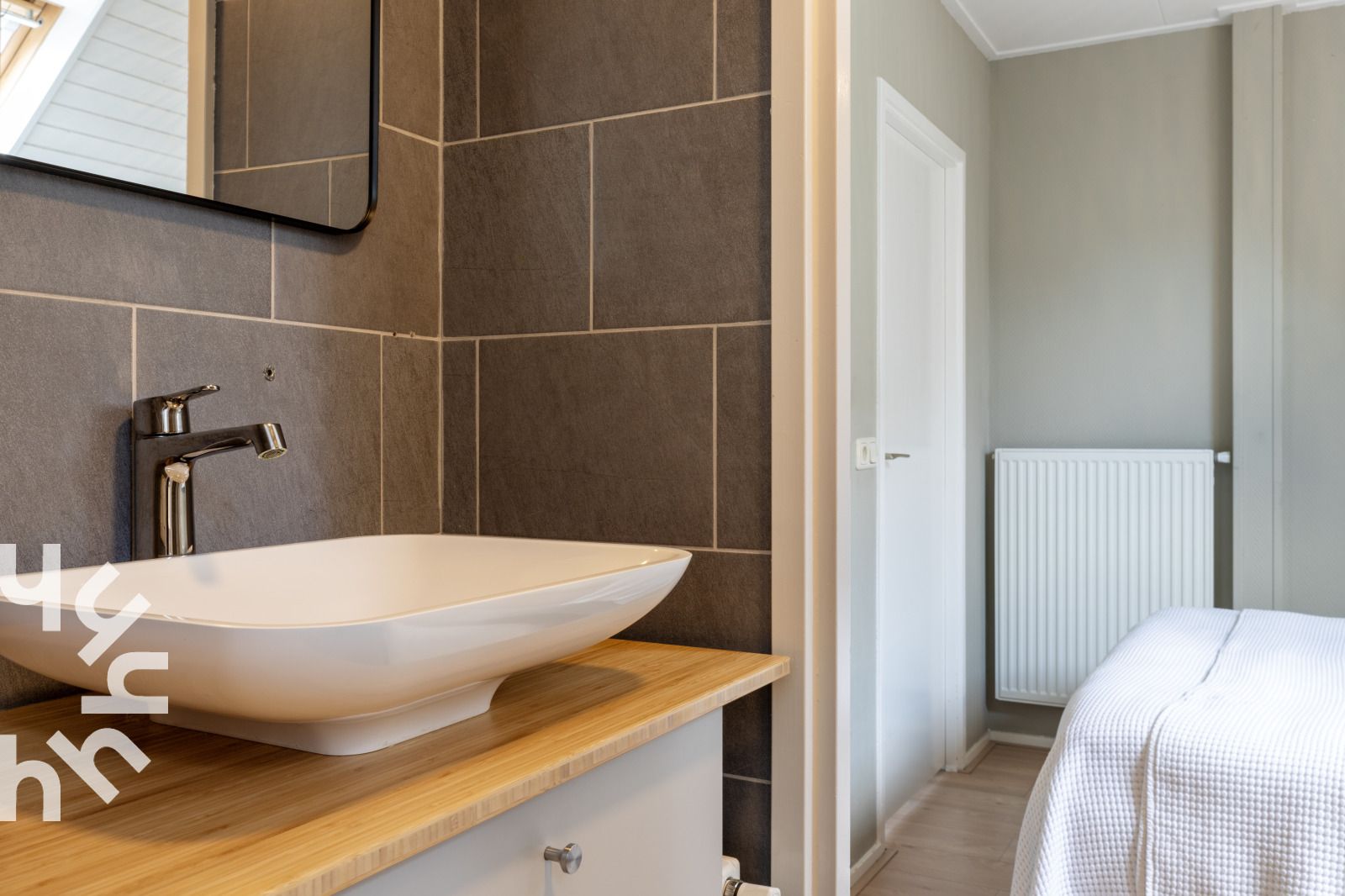 Ueberdachter Tisch auf der Terrasse des Ferienhauses OV591 in Wanneperveen, Overijssel fuer Mahlzeiten im Freien.